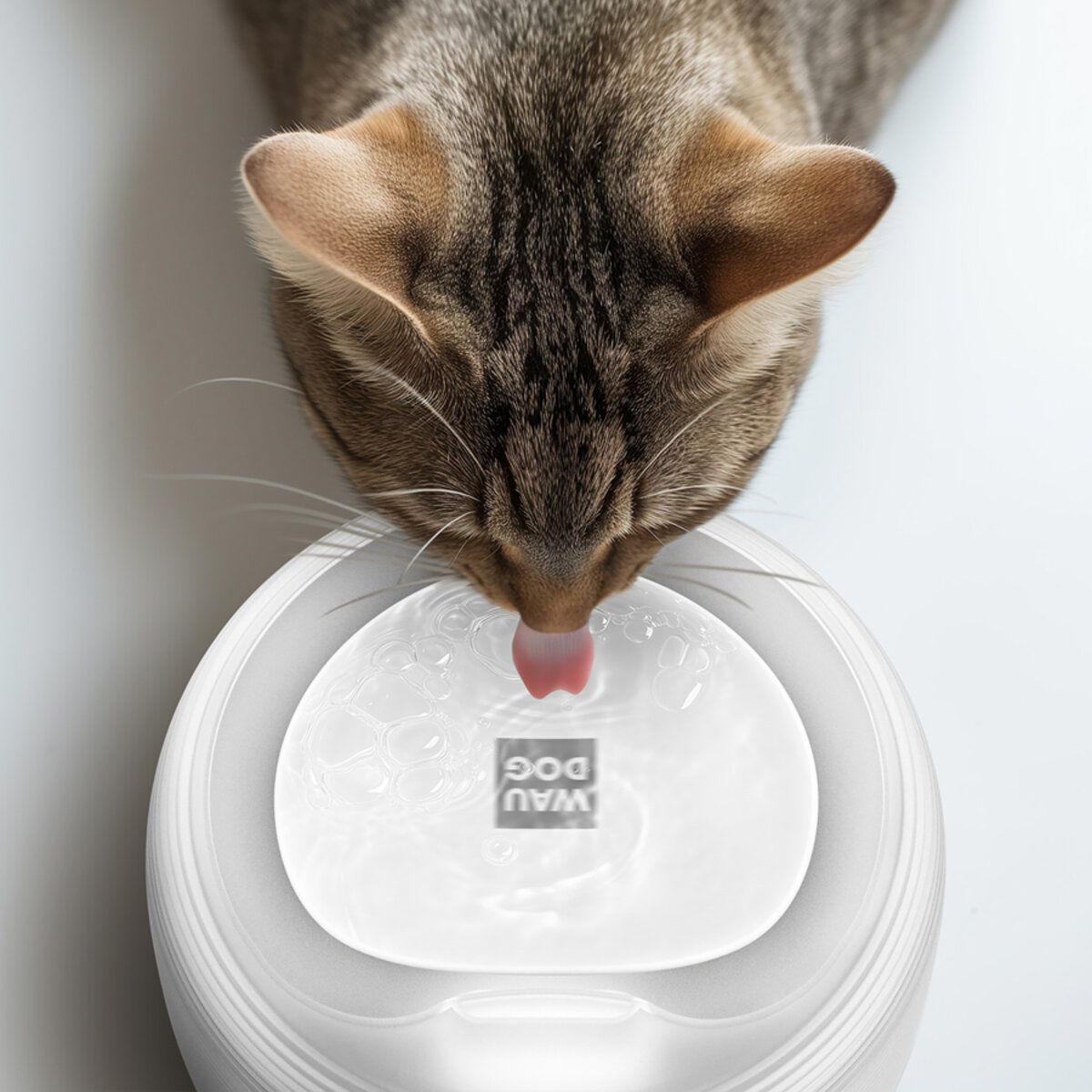 Фонтан-поилка для собак и кошек автоматический WAUDOG с подсветкой, 2,5 л, белый